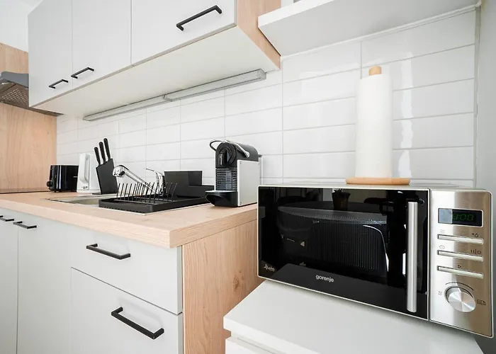 Chic Newly-Renovated Apartment Steps From Subway In Vienna\'S Hernals District