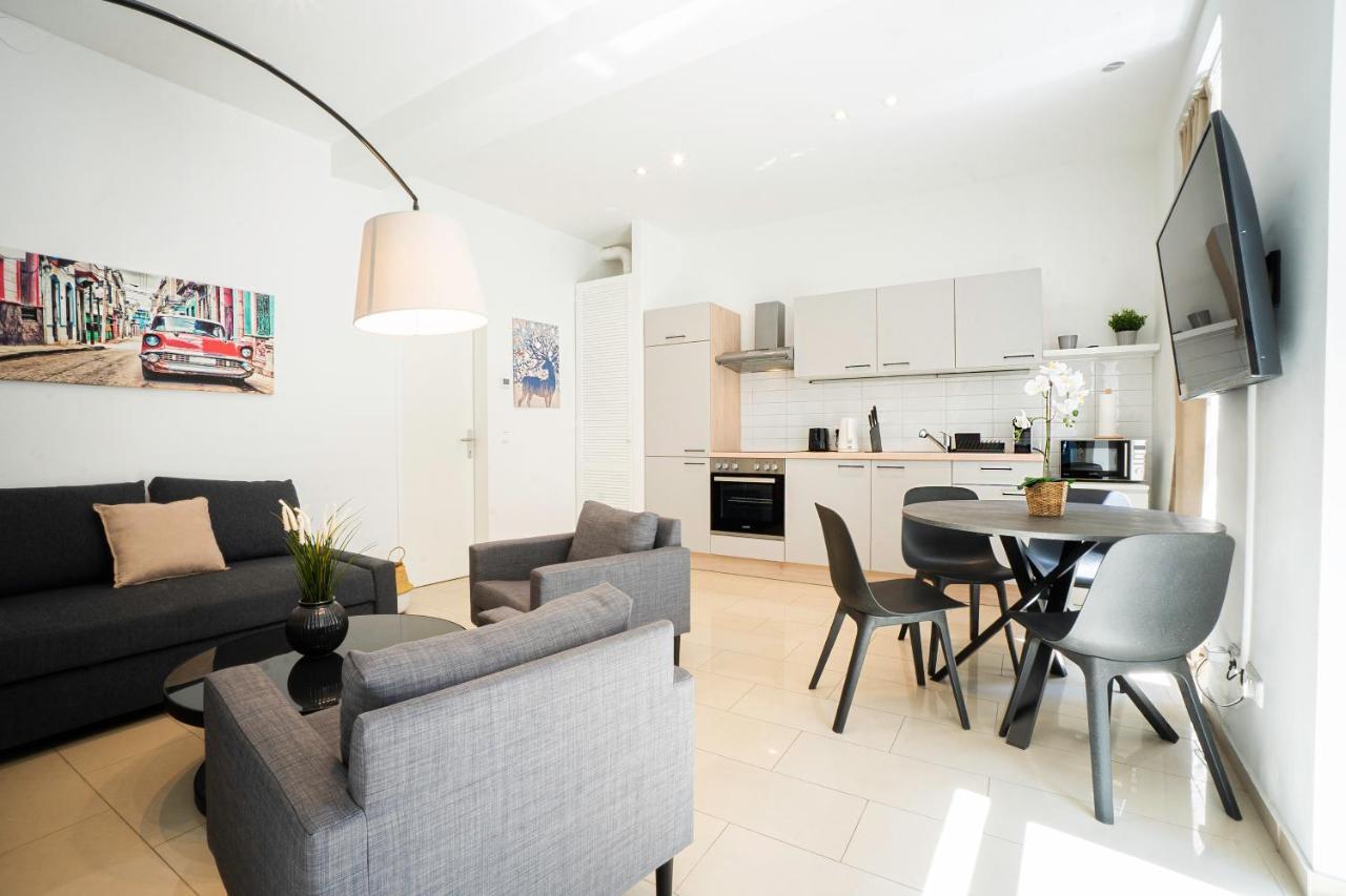 Chic Newly-renovated Steps From Subway In Vienna's Hernals District Apartment *