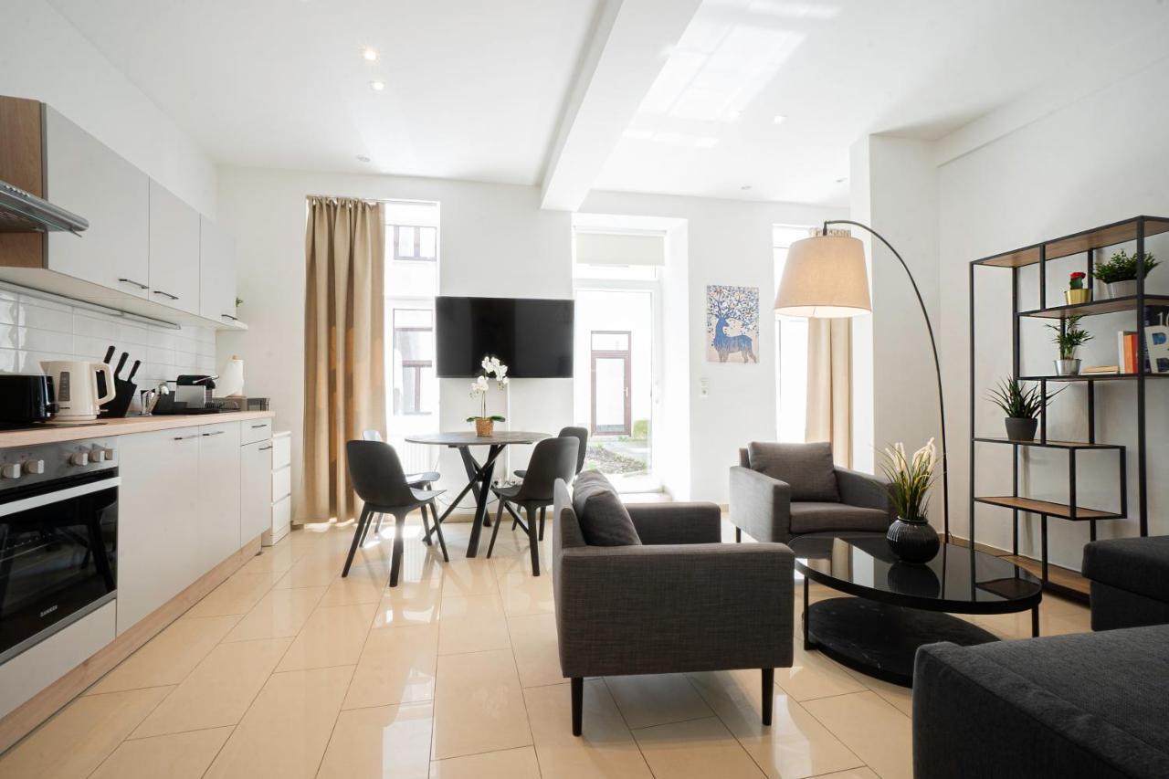 Chic Newly-renovated Steps From Subway In Vienna's Hernals District Apartment
