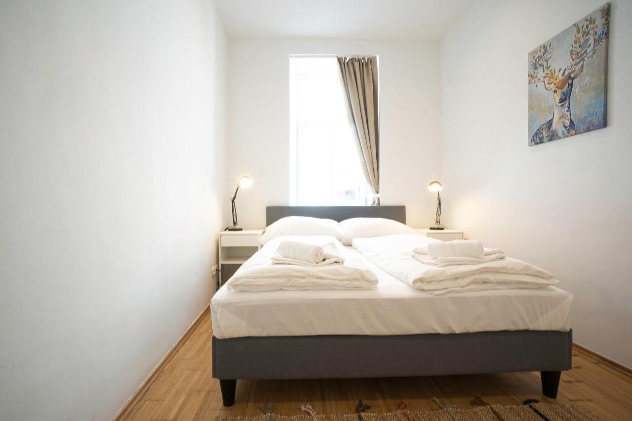 Chic Newly-renovated Steps From Subway In Vienna's Hernals District Apartment *